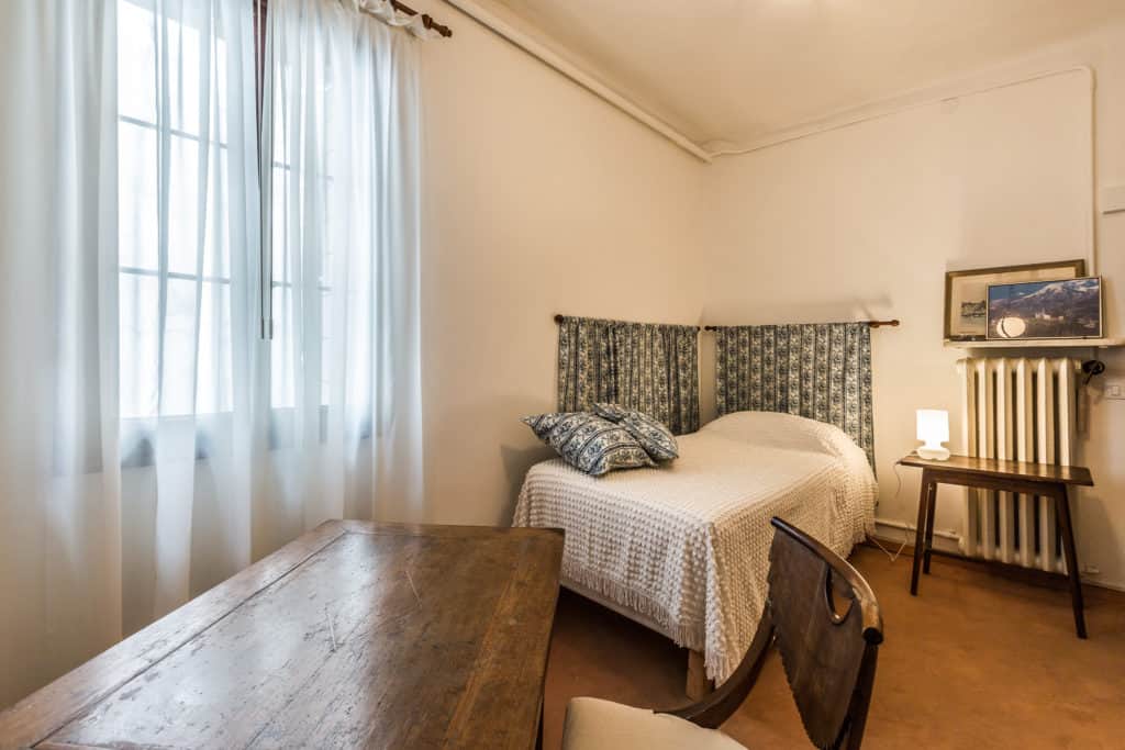 RIght view of the small single bedroom with vintage furnishing - Ca' Affresco 2 Apartment RIght view of the small single bedroom with vintage furnishing - Ca' Affresco 2 Apartment