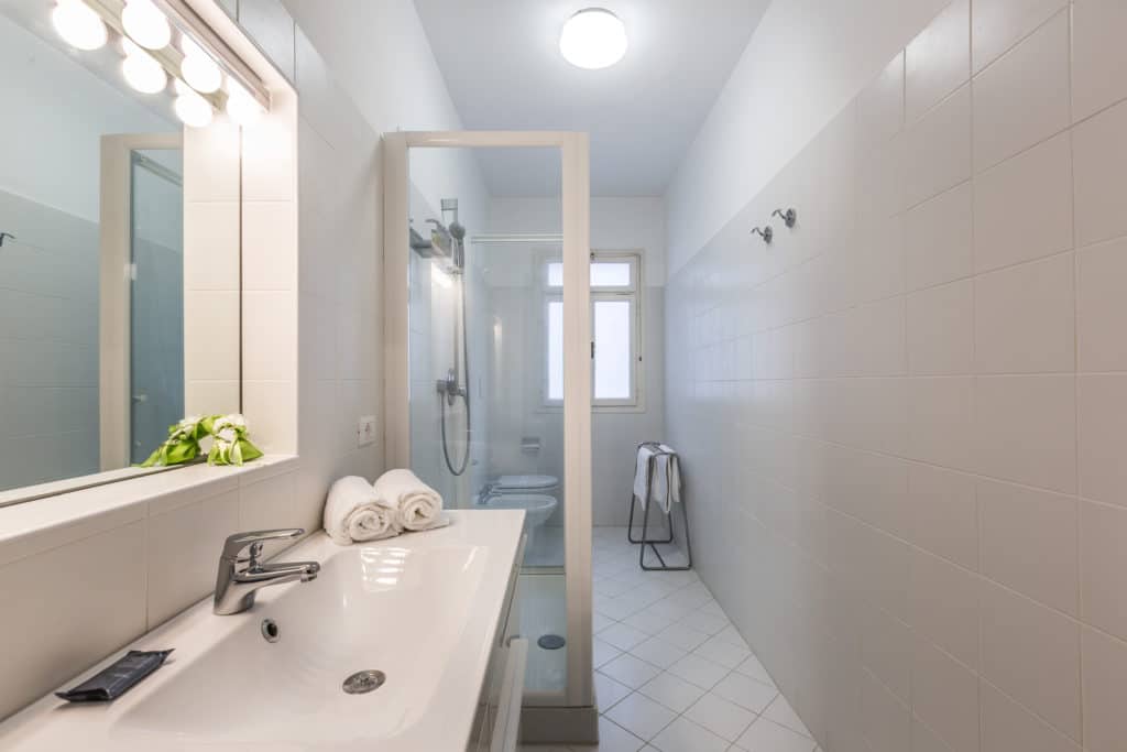 Small modern bathroom with shower - Ca' Affresco 2 Apartment Small modern bathroom with shower - Ca' Affresco 2 Apartment