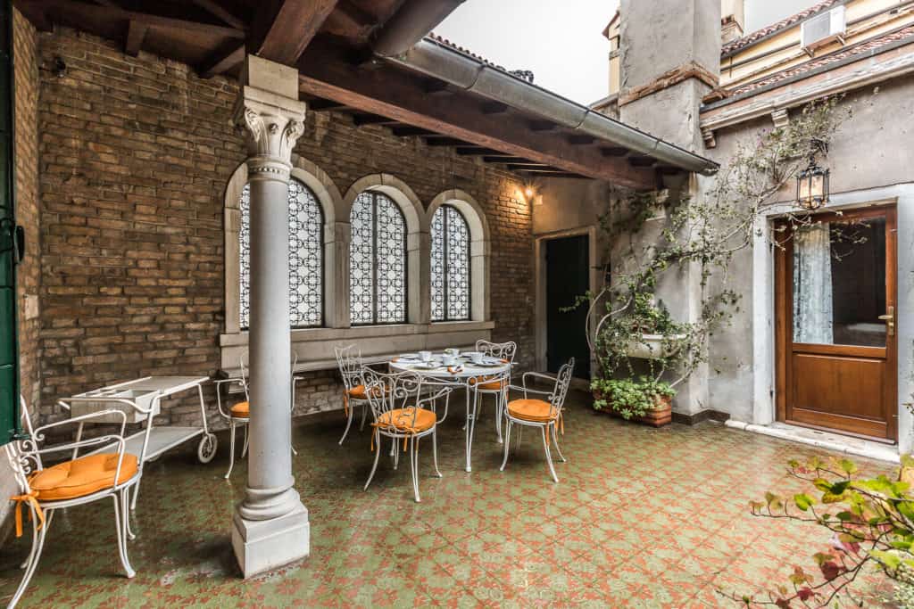 Semi-covered terrace with antique windows and columns - Ca' Affresco 2 Apartment Semi-covered terrace with antique windows and columns - Ca' Affresco 2 Apartment