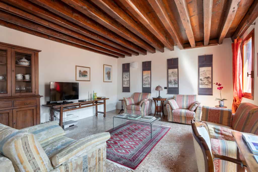 Left view of the living room with antique Venetian furnishing - Ca' Coriandolo Apartment Left view of the living room with antique Venetian furnishing - Ca' Coriandolo Apartment