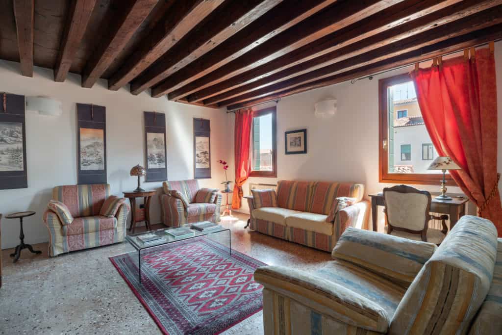 Left view of the luminous living room with antique Venetian furnishing - Ca' Coriandolo Apartment Left view of the luminous living room with antique Venetian furnishing - Ca' Coriandolo Apartment