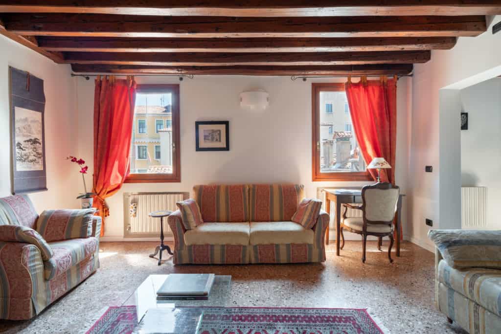 Luminous living room with antique Venetian furnishing - Ca' Coriandolo Apartment Luminous living room with antique Venetian furnishing - Ca' Coriandolo Apartment