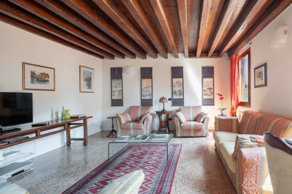 Left view of the living room with antique Venetian furnishing - Ca' Coriandolo Apartment Left view of the living room with antique Venetian furnishing - Ca' Coriandolo Apartment