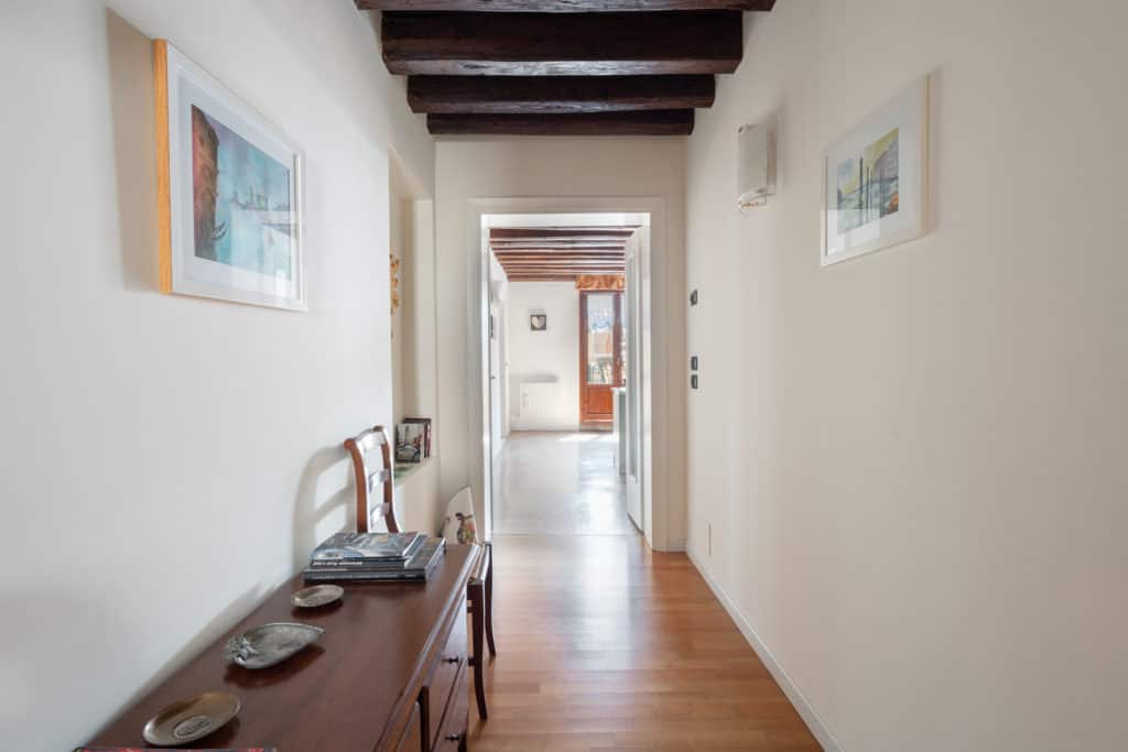 Luminous entrance hallway with exposed beams - Ca' Coriandolo Apartment Luminous entrance hallway with exposed beams - Ca' Coriandolo Apartment