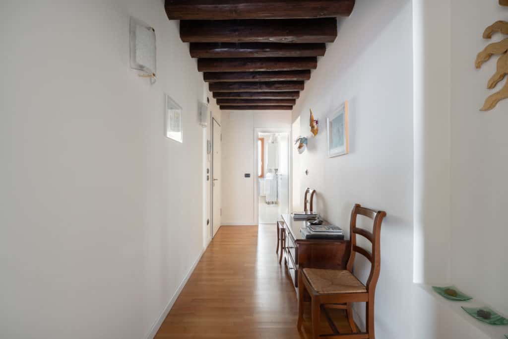 Main entrance hallway with antique chair - Ca' Coriandolo Apartment Main entrance hallway with antique chair - Ca' Coriandolo Apartment