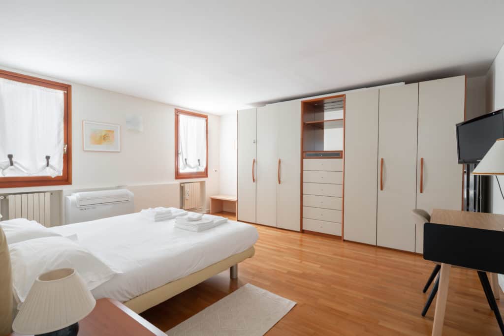 Large master bedroom with wardrobe - Ca' Coriandolo Apartment Large master bedroom with wardrobe - Ca' Coriandolo Apartment