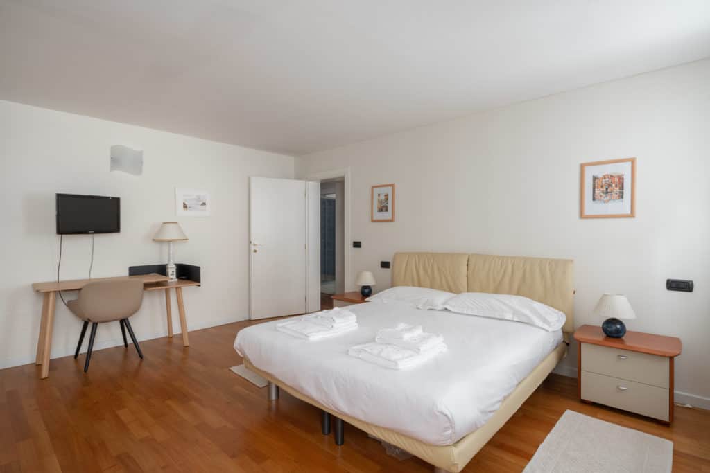 Right view of the large master bedroom with small desk - Ca' Coriandolo Apartment Right view of the large master bedroom with small desk - Ca' Coriandolo Apartment