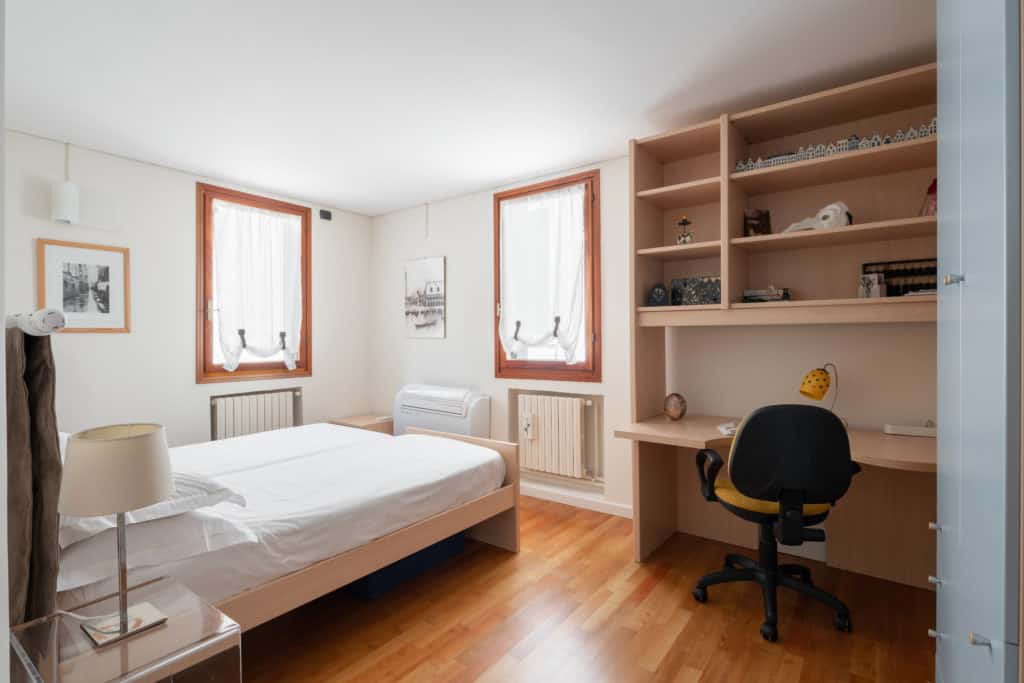 Luminous double bedroom with small desk - Ca' Coriandolo Apartment Luminous double bedroom with small desk - Ca' Coriandolo Apartment