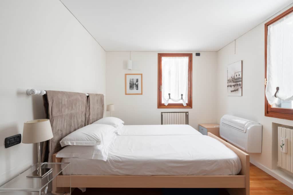 Left view of the luminous double bedroom with small desk - Ca' Coriandolo Apartment Left view of the luminous double bedroom with small desk - Ca' Coriandolo Apartment