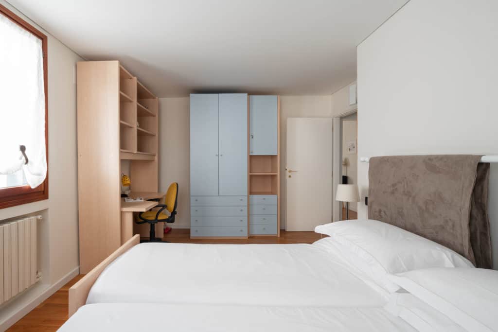 Right view of the luminous double bedroom with small desk - Ca' Coriandolo Apartment Right view of the luminous double bedroom with small desk - Ca' Coriandolo Apartment