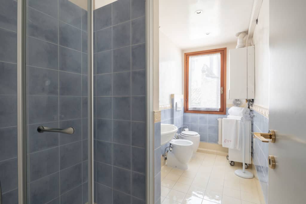 Luminous large bathroom with shower - Ca' Coriandolo Apartment Luminous large bathroom with shower - Ca' Coriandolo Apartment