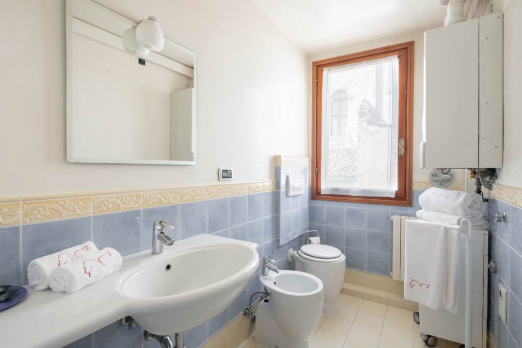Right view of the luminous large bathroom with shower - Ca' Coriandolo Apartment Right view of the luminous large bathroom with shower - Ca' Coriandolo Apartment