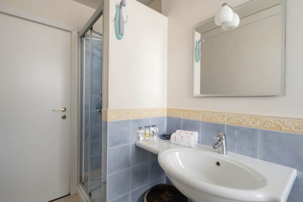 Left view of the luminous large bathroom with shower - Ca' Coriandolo Apartment Left view of the luminous large bathroom with shower - Ca' Coriandolo Apartment