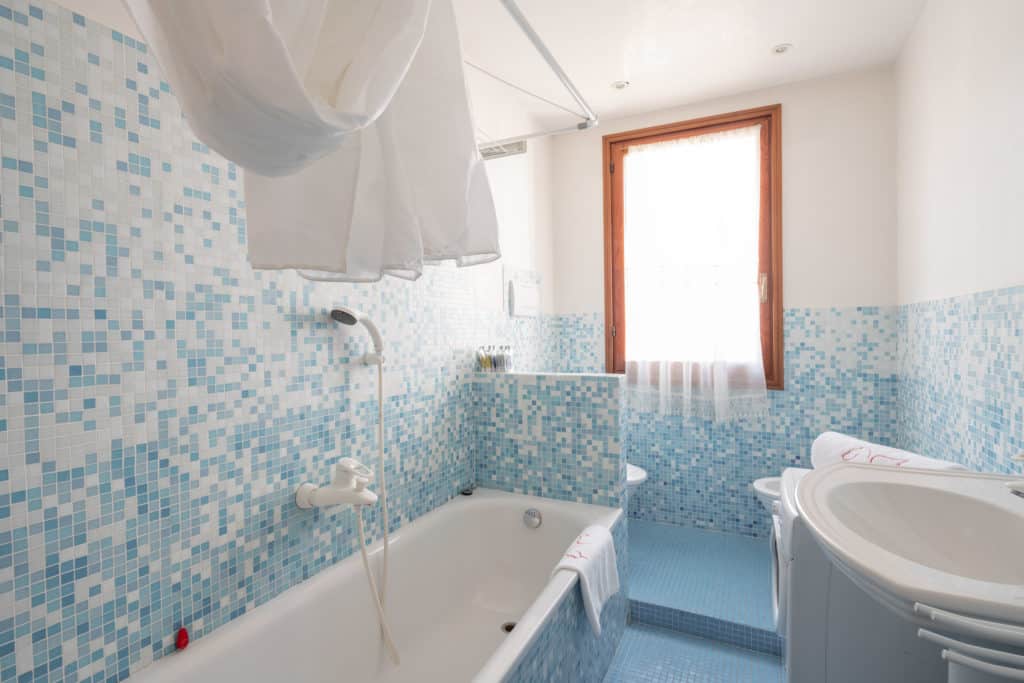 Left view of the large bathroom with bathtub - Ca' Coriandolo Apartment Left view of the large bathroom with bathtub - Ca' Coriandolo Apartment