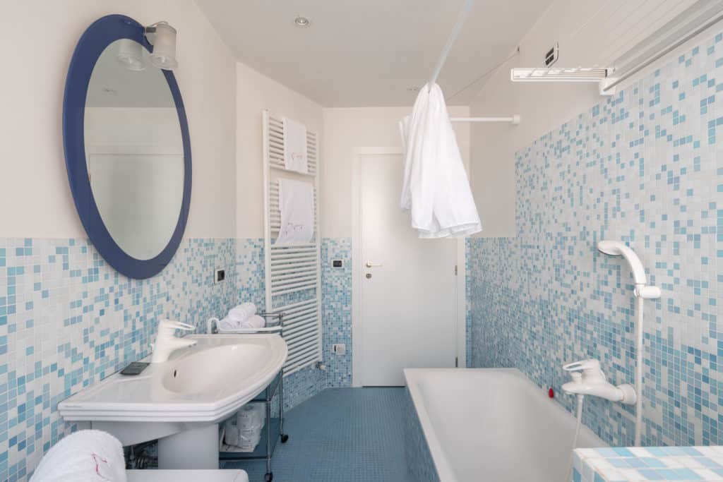 Entrance of the large bathroom with bathtub - Ca' Coriandolo Apartment Entrance of the large bathroom with bathtub - Ca' Coriandolo Apartment