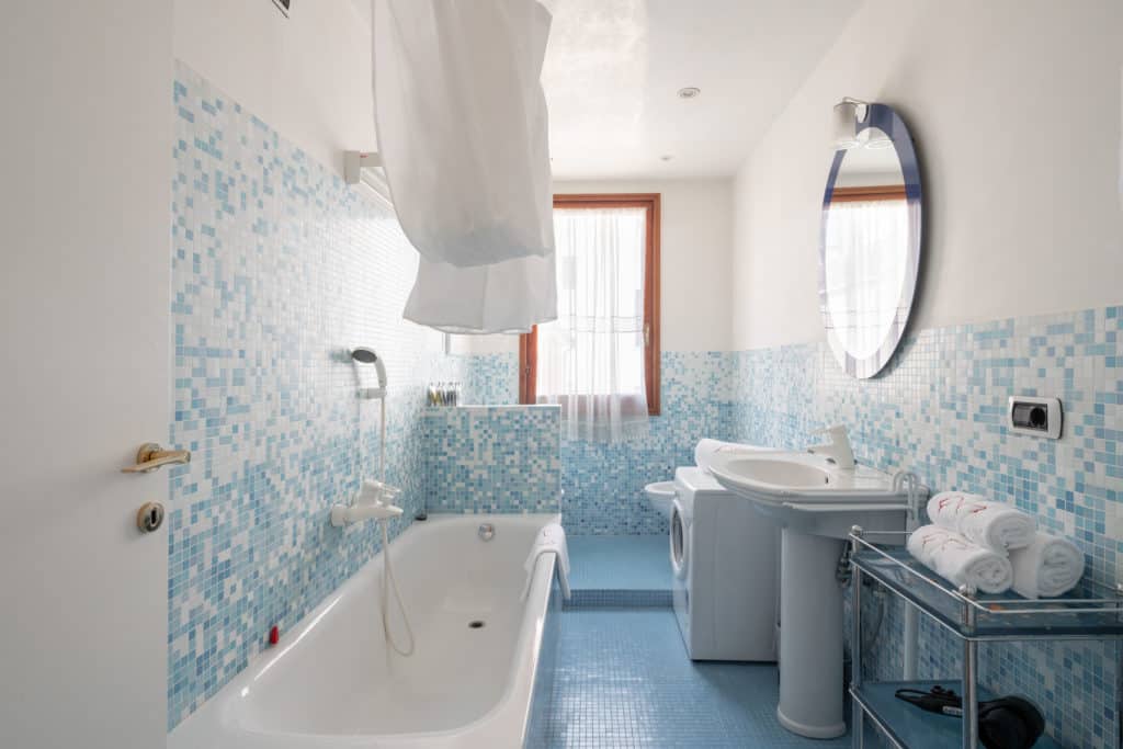 Large bathroom with bathtub - Ca' Coriandolo Apartment Large bathroom with bathtub - Ca' Coriandolo Apartment