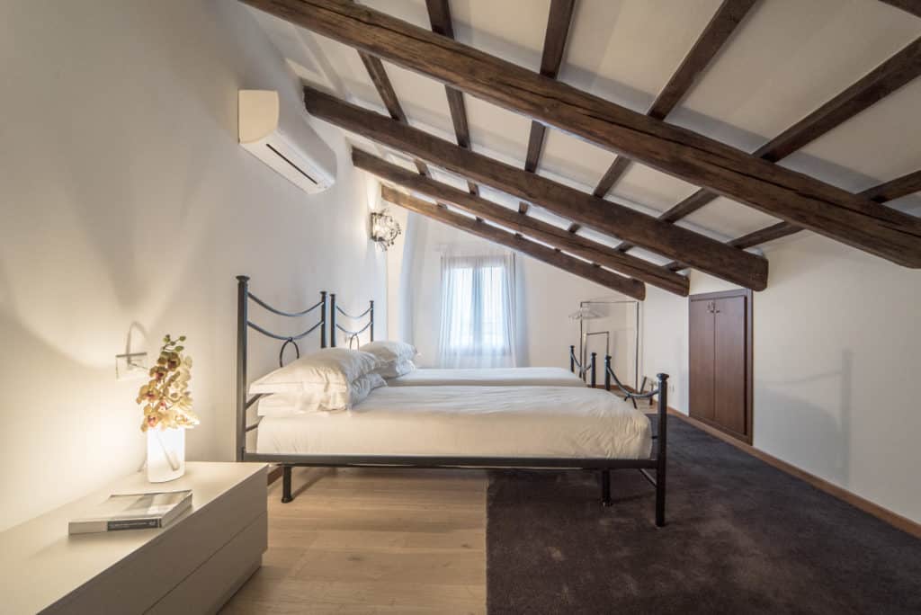 Right view of the large bedroom with exposed beams - Ca' del Cap Right view of the large bedroom with exposed beams - Ca' del Capitano Apartment