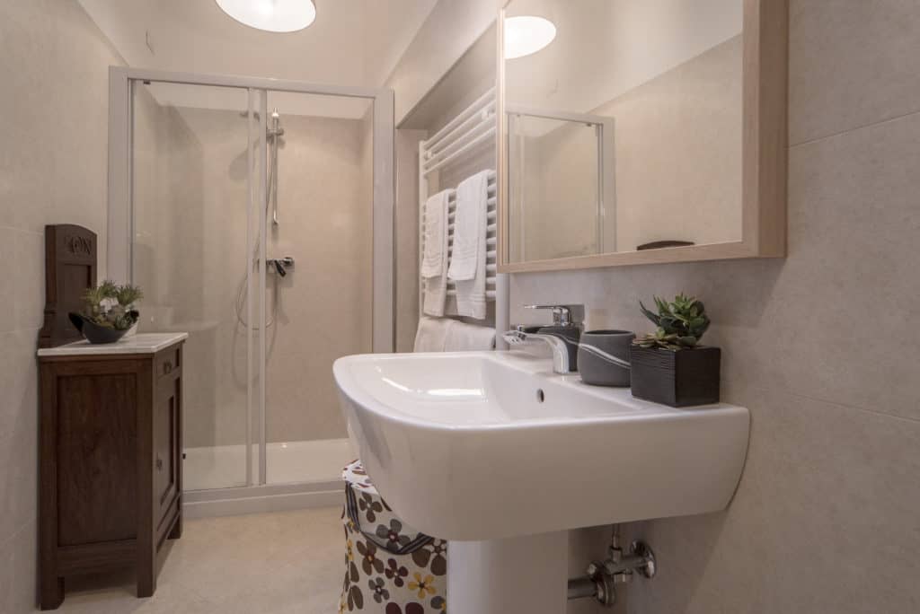 Modern bathroom with shower - Ca' del Capitano Apartment Modern bathroom with shower - Ca' del Capitano Apartment