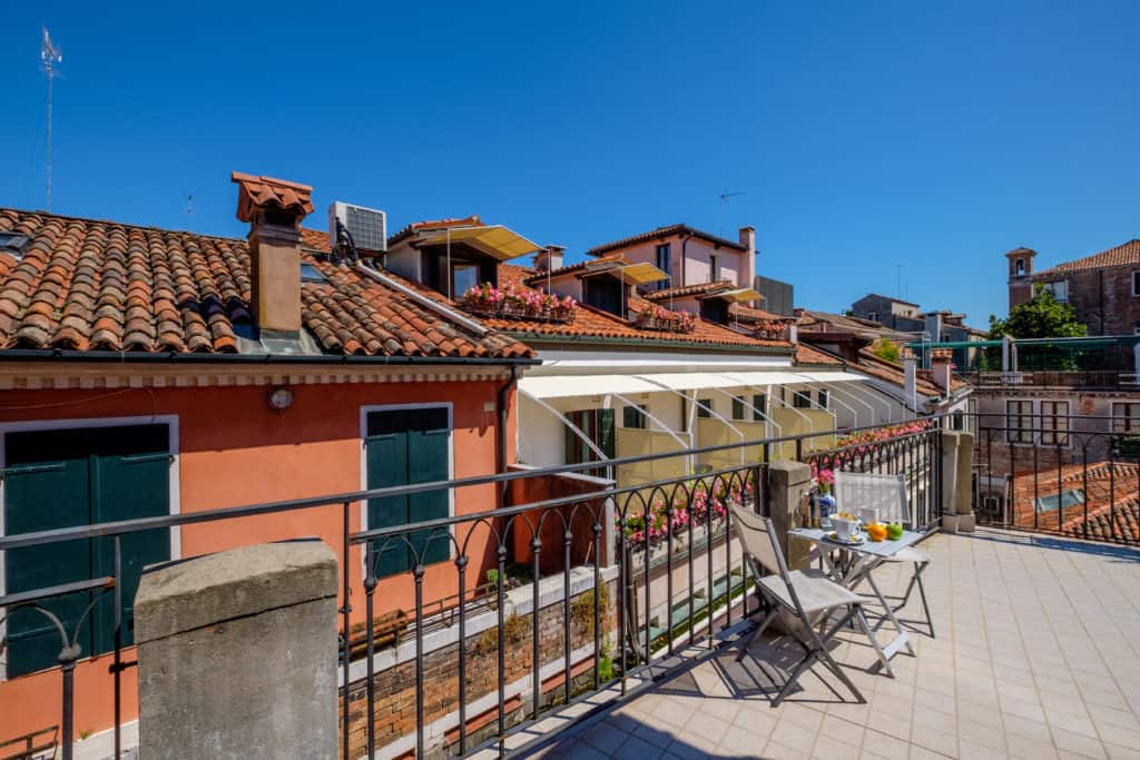 Large terrace with view on the Venetian buildings - Ca' del Capitano Apartment Large terrace with view on the Venetian buildings - Ca' del Capitano Apartment