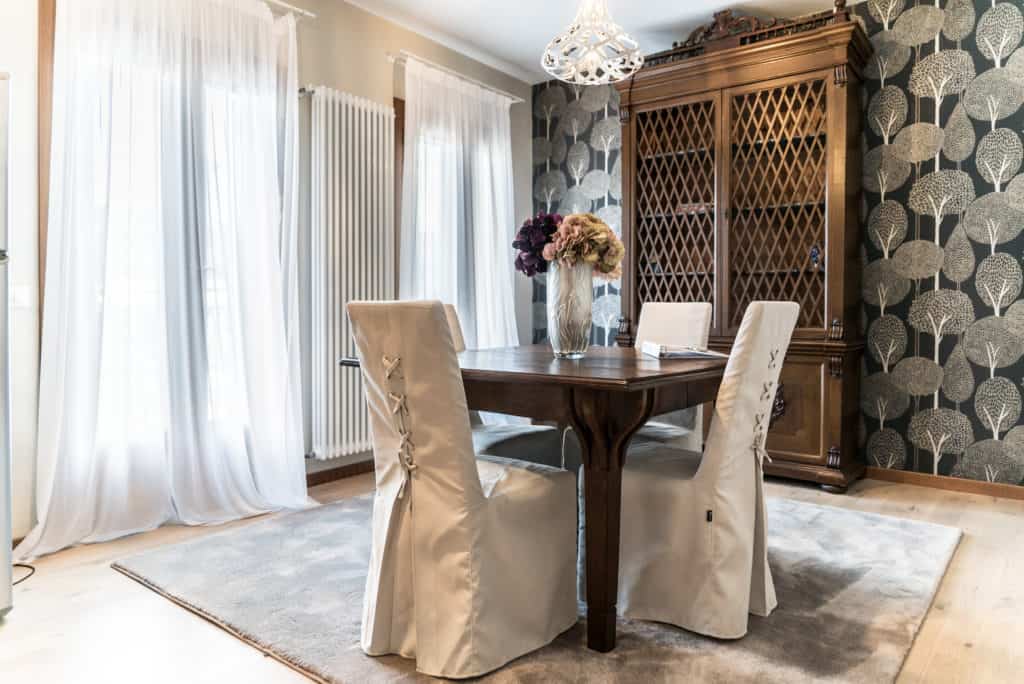 Right view of the luminous dining room with antique furnishing - Ca' dell'Architetto Apartment Right view of the luminous dining room with antique furnishing - Ca' dell'Architetto Apartment