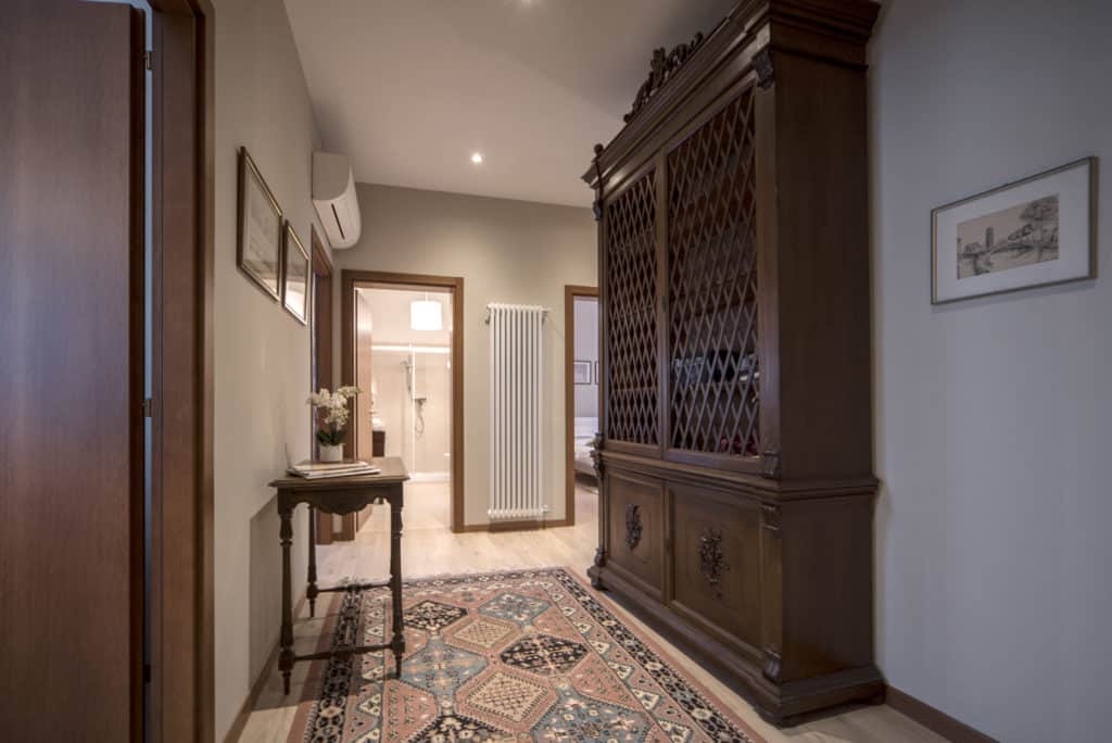 Hallway with antique furnishing - Ca' dell'Architetto Apartment Hallway with antique furnishing - Ca' dell'Architetto Apartment
