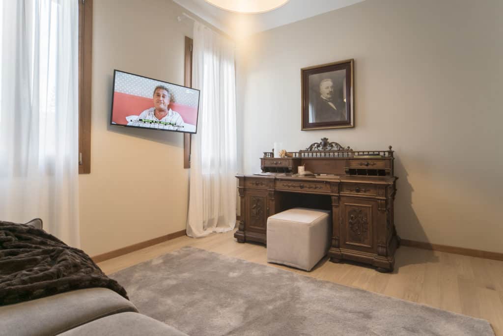 Right view of the small living room with tv and antique desk - Ca' dell'Architetto Apartment Right view of the small living room with tv and antique desk - Ca' dell'Architetto Apartment