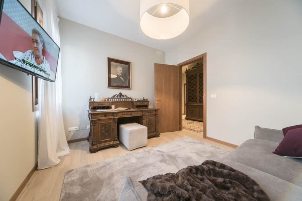 Small living room with large sofa, tv and antique desk - Ca' dell'Architetto Apartment Small living room with large sofa, tv and antique desk - Ca' dell'Architetto Apartment