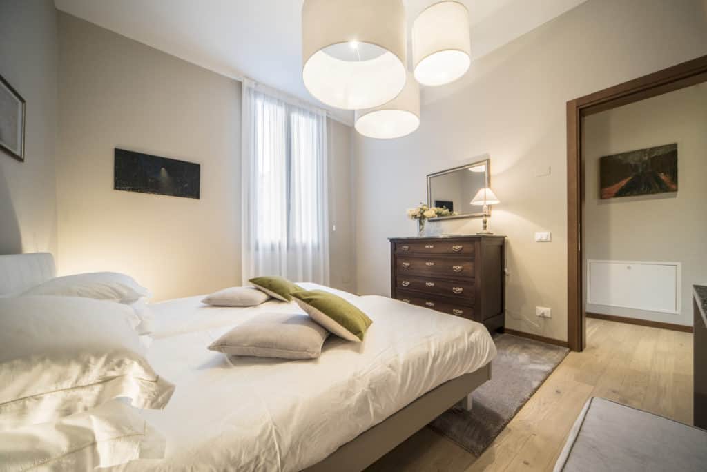 Right view of the luminous double bedroom with modern furnishing - Ca' dell'Architetto Apartment Right view of the luminous double bedroom with modern furnishing - Ca' dell'Architetto Apartment