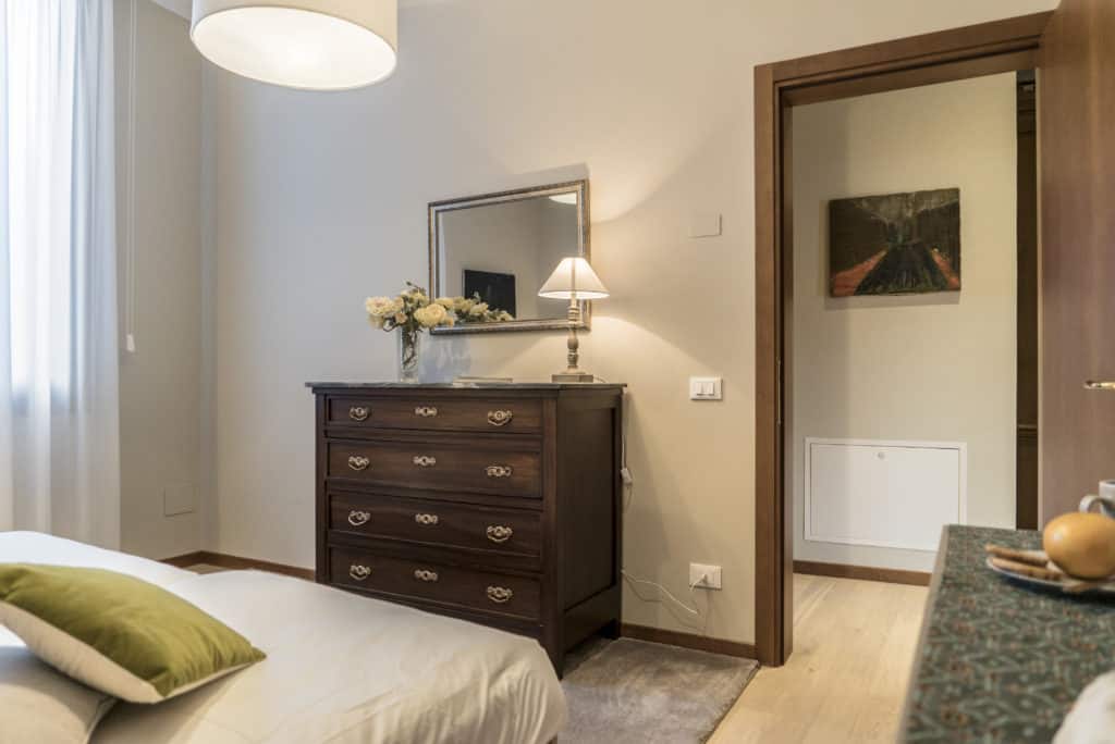 Entrance of the luminous double bedroom with cabinet - Ca' dell'Architetto Apartment Entrance of the luminous double bedroom with cabinet - Ca' dell'Architetto Apartment