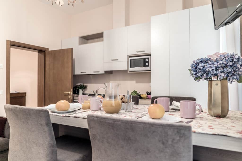 Small kitchen with large dining table - Ca' Desdemona Apartment Small kitchen with large dining table - Ca' Desdemona Apartment
