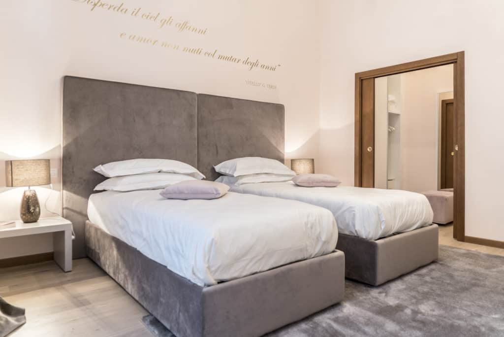 Right view of the luminous large double bedroom - Ca' Desdemona Apartment Right view of the luminous large double bedroom - Ca' Desdemona Apartment