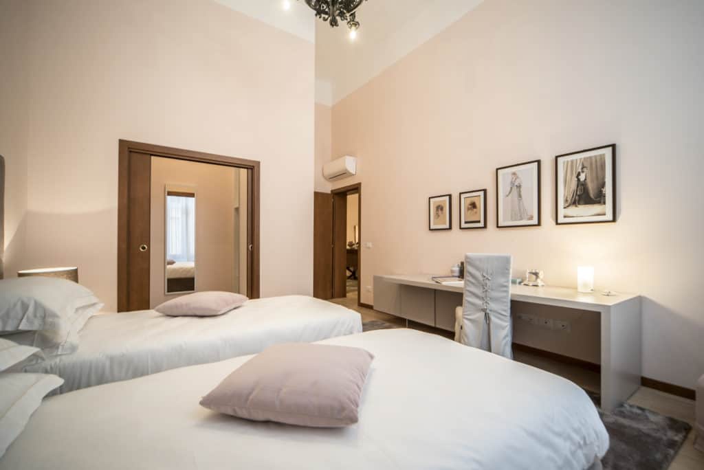 Entrance of the luminous large double bedroom with desk - Ca' Desdemona Apartment Entrance of the luminous large double bedroom with desk - Ca' Desdemona Apartment