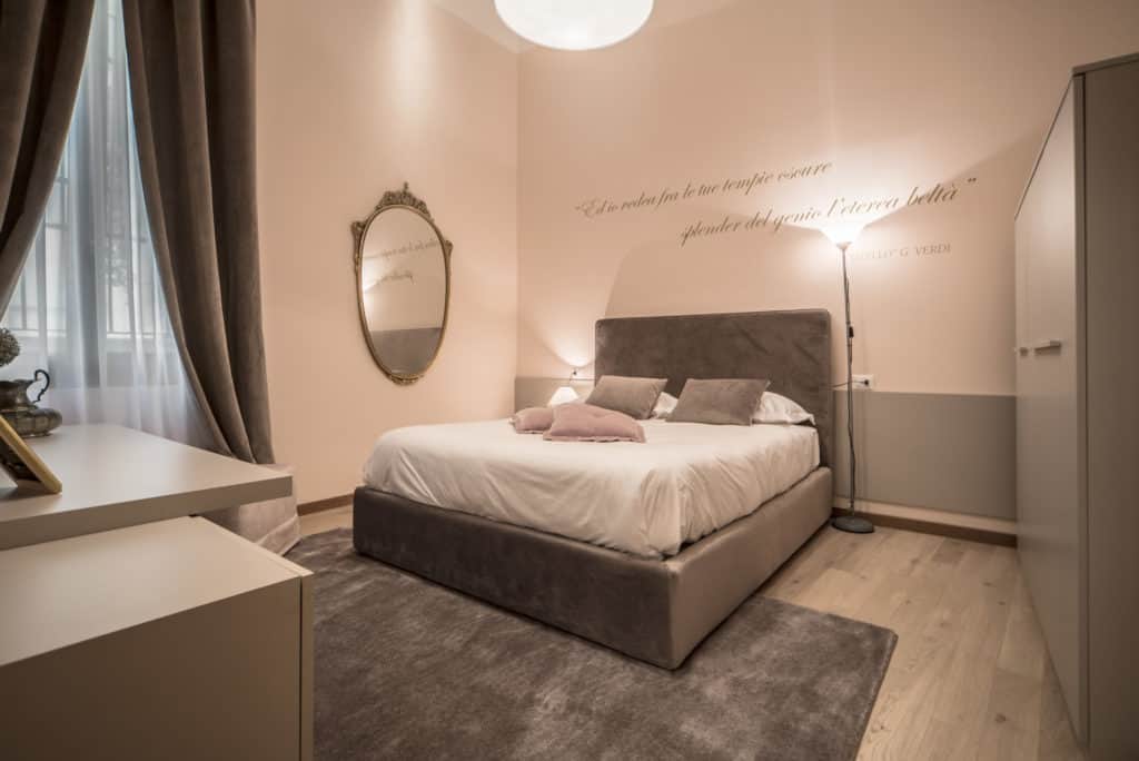 Pink master bedroom with large wardrobe - Ca' Desdemona Apartment Pink master bedroom with large wardrobe - Ca' Desdemona Apartment