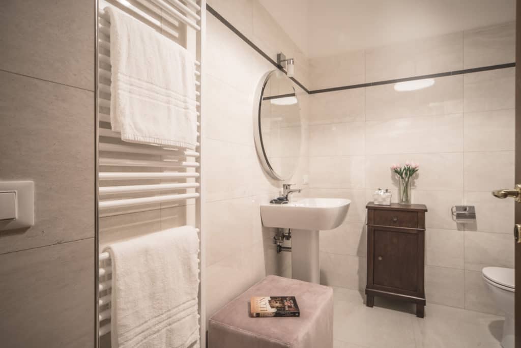 Right view of the small bathroom with vintage cabinet - Ca' Desdemona Apartment Right view of the small bathroom with vintage cabinet - Ca' Desdemona Apartment