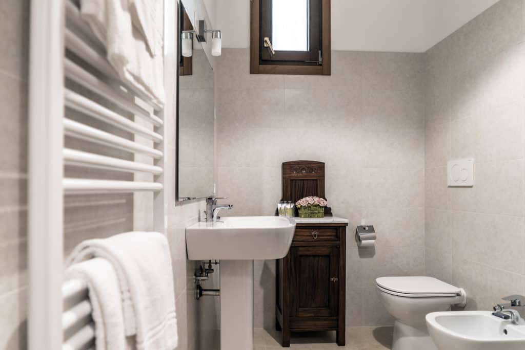 Small bathroom with vintage cabinet - Ca' Desdemona Apartment Small bathroom with vintage cabinet - Ca' Desdemona Apartment