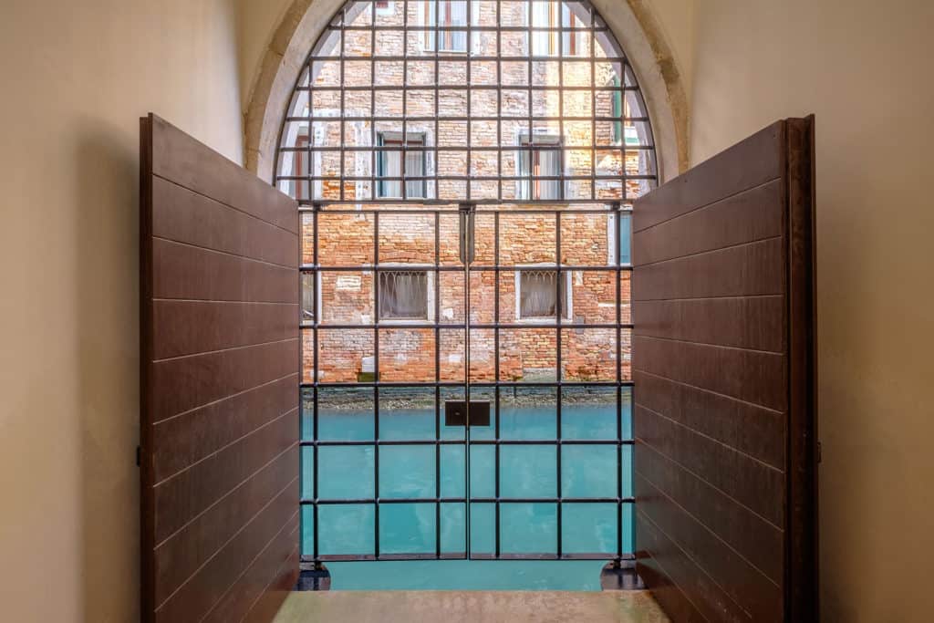 Antique window with view on the canal - Ca' Garzoni Moro - Clemente Apartment Antique window with view on the canal - Ca' Garzoni Moro - Clemente Apartment