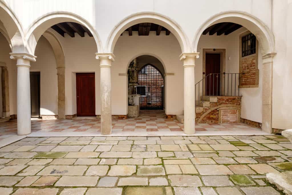 Court with antique archs with columns - Ca' Garzoni Moro - Clemente Apartment Court with antique archs with columns - Ca' Garzoni Moro - Clemente Apartment