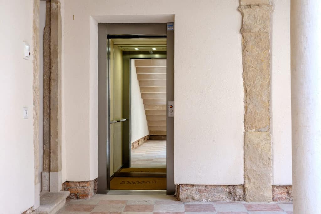 Main entrance door with antique columns - Ca' Garzoni Moro - Clemente Apartment Main entrance door with antique columns - Ca' Garzoni Moro - Clemente Apartment