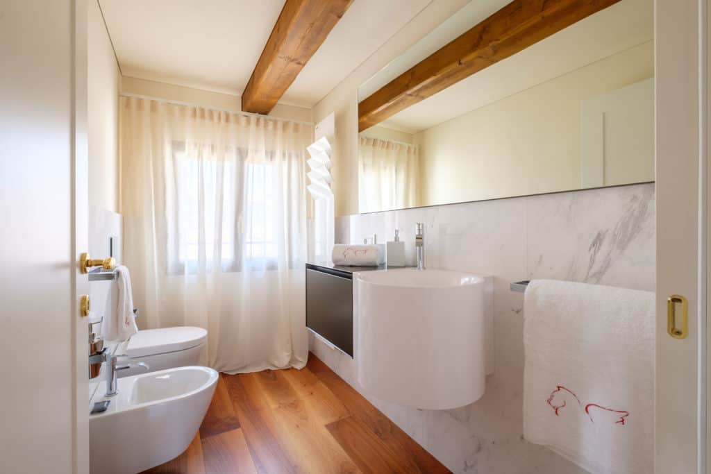 Small bathroom with modern furnishing - Ca' Garzoni Moro - Clemente Apartment Small bathroom with modern furnishing - Ca' Garzoni Moro - Clemente Apartment