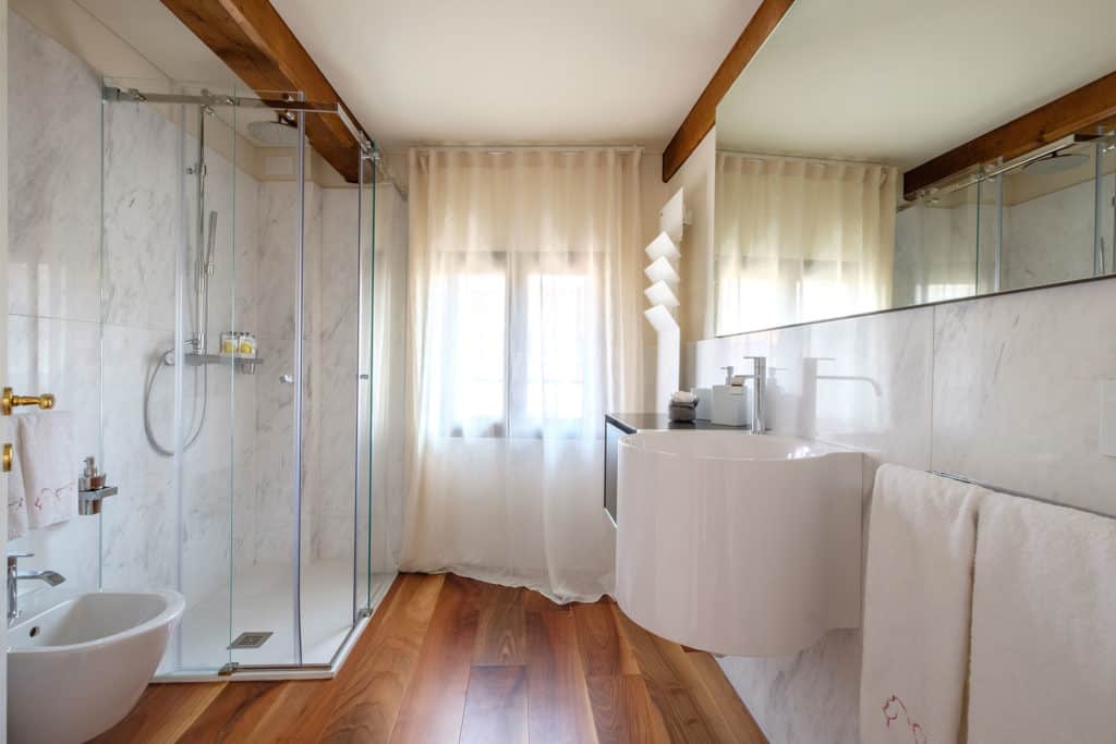 Luminous large bathroom with shower - Ca' Garzoni Moro - Clemente Apartment Luminous large bathroom with shower - Ca' Garzoni Moro - Clemente Apartment
