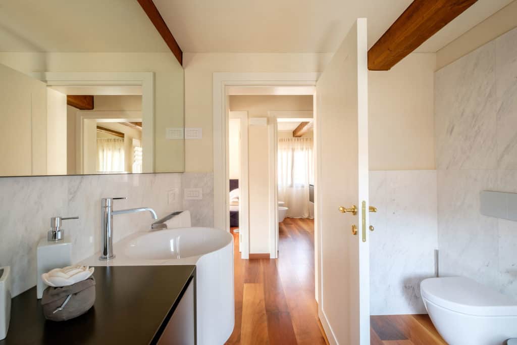 Entrance of the large bathroom - Ca' Garzoni Moro - Clemente Apartment Entrance of the large bathroom - Ca' Garzoni Moro - Clemente Apartment