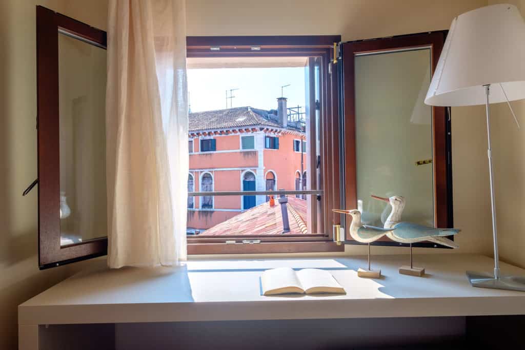 Decorations on the desk and view on Venetian roofs - Ca' Garzoni Moro - Clemente Apartment Decorations on the desk and view on Venetian roofs - Ca' Garzoni Moro - Clemente Apartment
