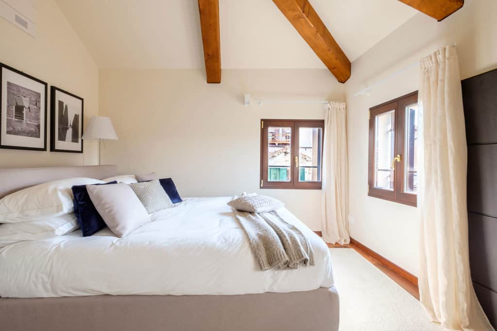 Right view of the luminous master bedroom with three windows - Ca' Garzoni Moro - Clemente Apartment Right view of the luminous master bedroom with three windows - Ca' Garzoni Moro - Clemente Apartment