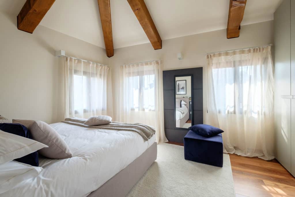 Master bedroom with three windows - Ca' Garzoni Moro - Clemente Apartment Master bedroom with three windows - Ca' Garzoni Moro - Clemente Apartment
