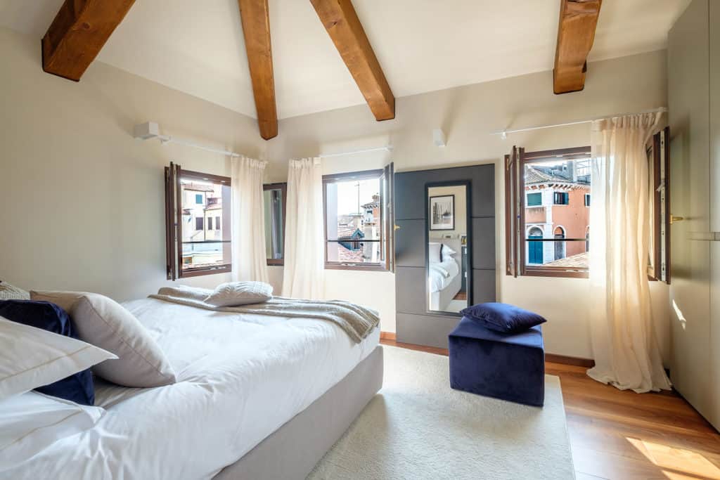 Luminous master bedroom with three windows - Ca' Garzoni Moro - Clemente Apartment Luminous master bedroom with three windows - Ca' Garzoni Moro - Clemente Apartment