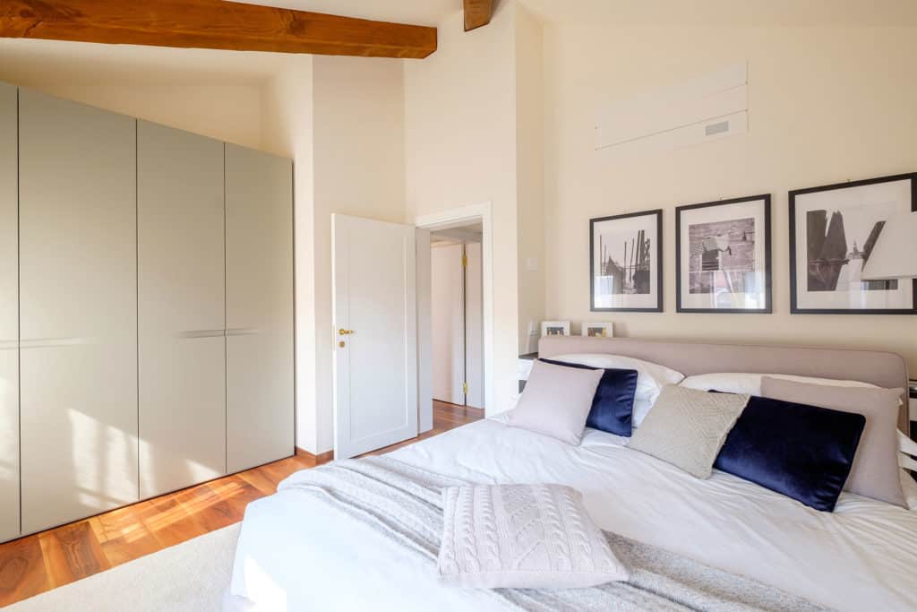 Left view of the master bedroom with wardrobe - Ca' Garzoni Moro - Clemente Apartment Left view of the master bedroom with wardrobe - Ca' Garzoni Moro - Clemente Apartment