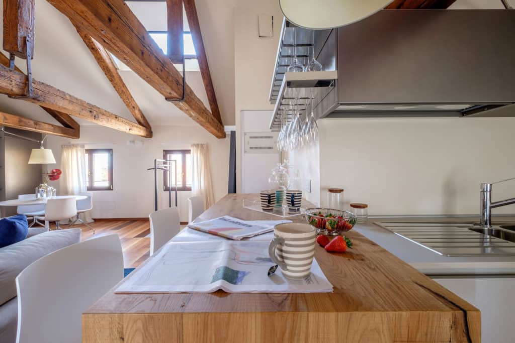 Small kitchen with wooden counter and bar stools - Ca' Garzoni Moro - Clemente Apartment Small kitchen with wooden counter and bar stools - Ca' Garzoni Moro - Clemente Apartment