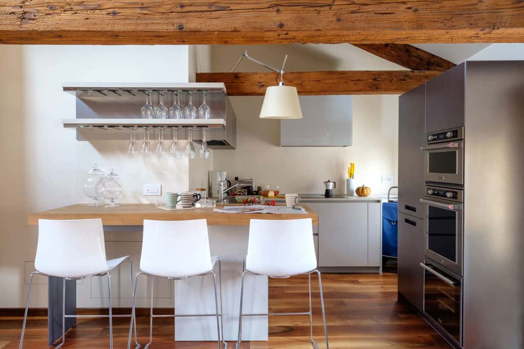 Small kitchen with wooden counter and bar stools - Ca' Garzoni Moro - Clemente Apartment Small kitchen with wooden counter and bar stools - Ca' Garzoni Moro - Clemente Apartment