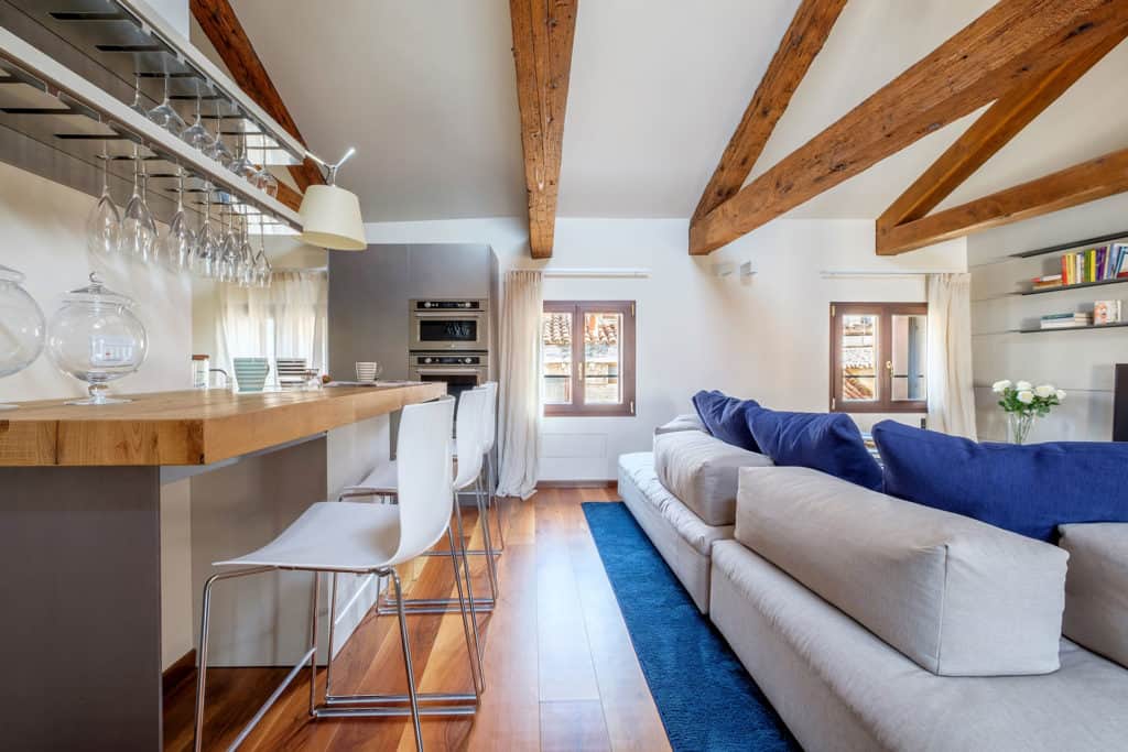 Kitchen counter with bar stools and large sofa - Ca' Garzoni Moro - Clemente Apartment Kitchen counter with bar stools and large sofa - Ca' Garzoni Moro - Clemente Apartment