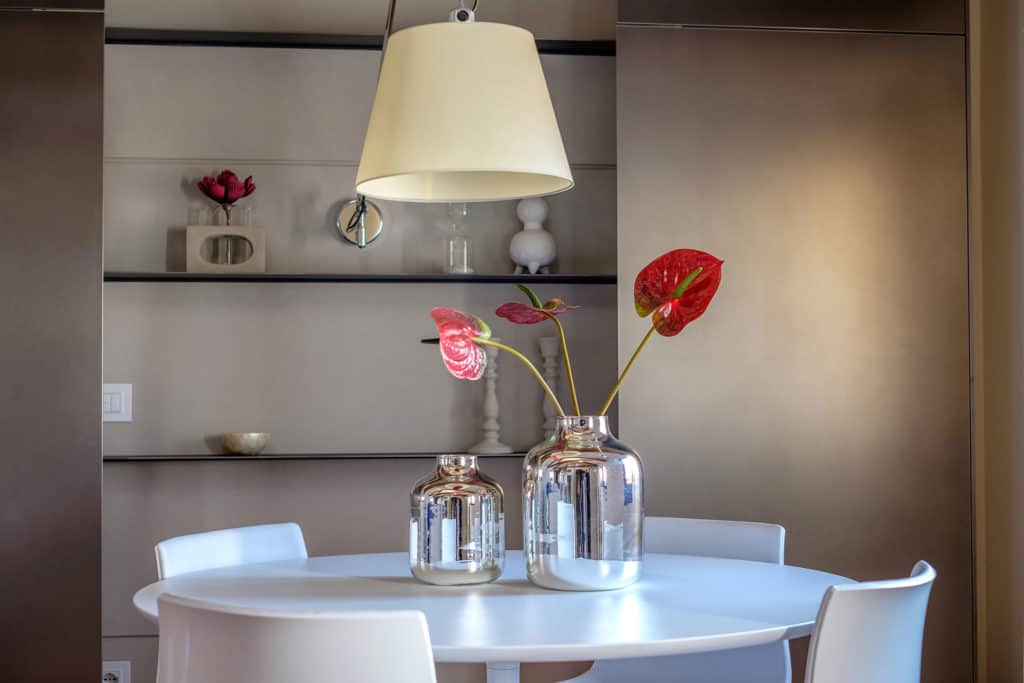 Small dining table with decorations - Ca' Garzoni Moro - Clemente Apartment Small dining table with decorations - Ca' Garzoni Moro - Clemente Apartment